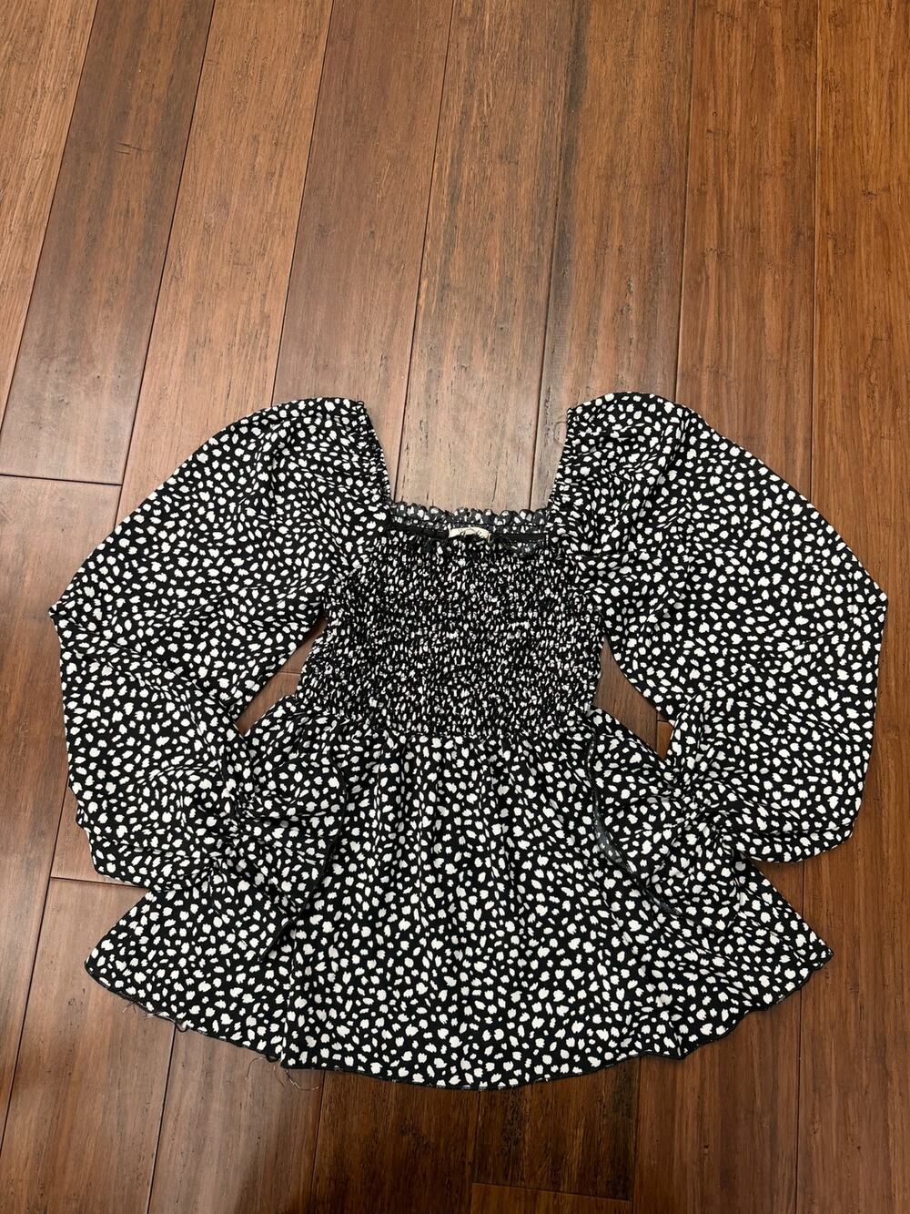 Haptics  black and white printed smocked blouse L Large